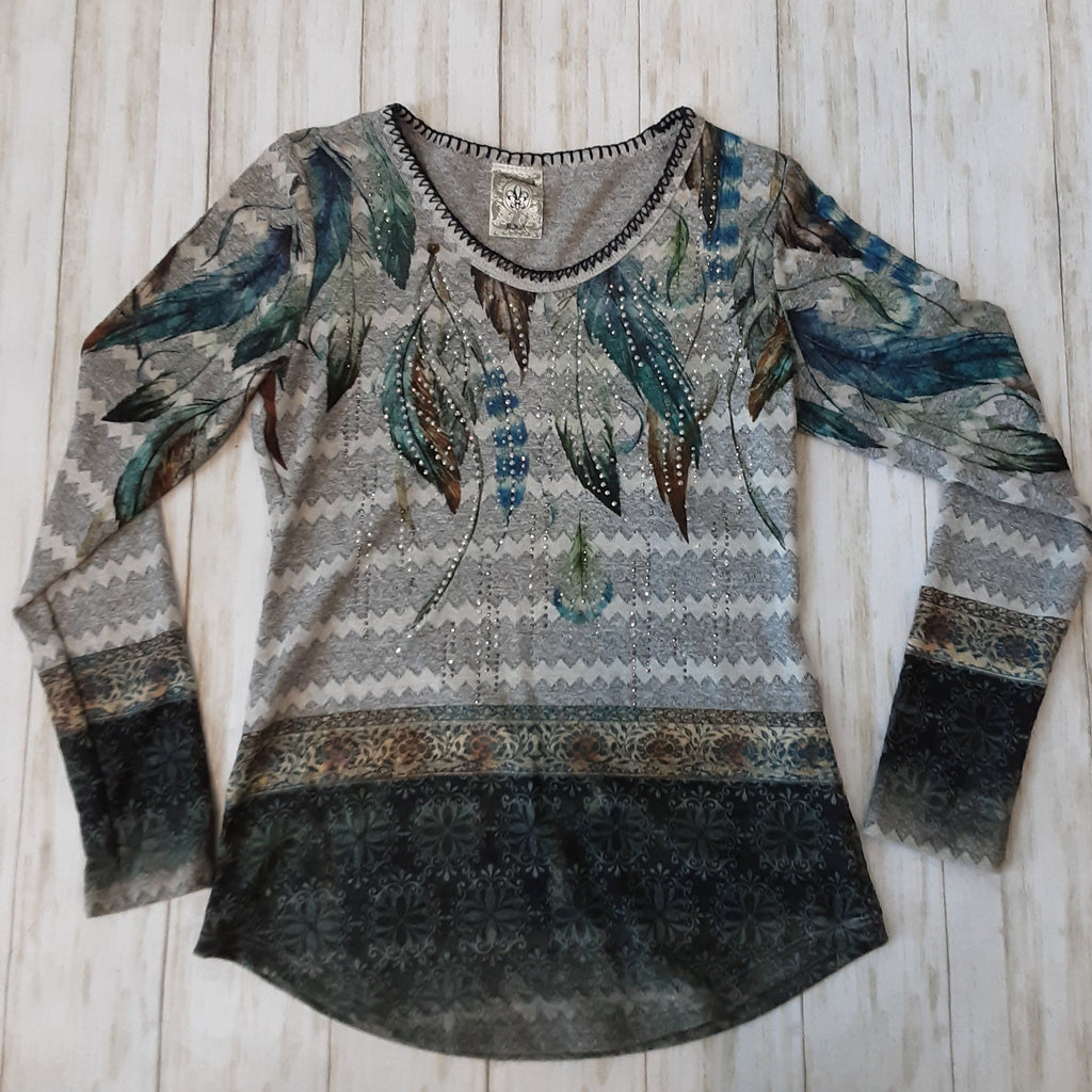 Long Sleeve V-Neck Feather Print Top | Vocal