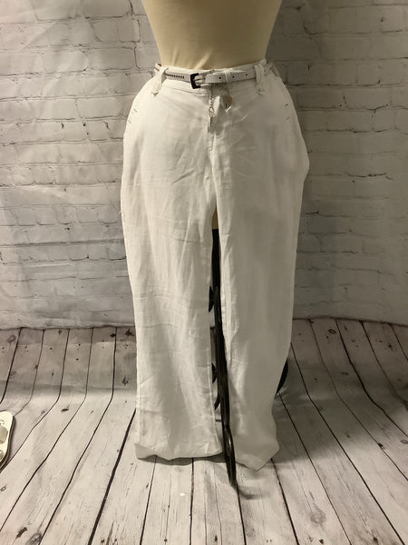 White pant with belt